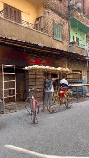 자전거로 빵 배달 가는 청년