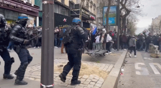 군중에게 무차별 폭력 쓰는 프랑스 경찰