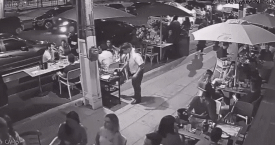 브라질 카페 손님들이 도망친 이유.gif