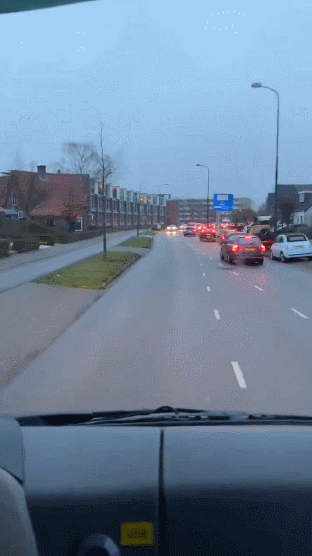네덜란드 사람들이 구급차에 양보하는 방법.gif