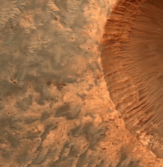 250km 위에서 찍은 화성 분화구.gif