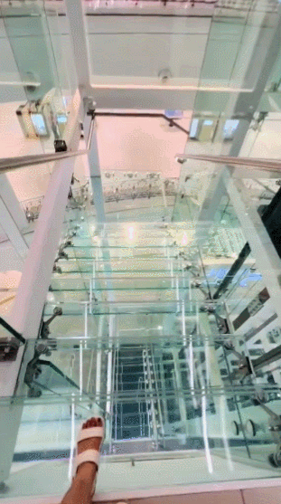 도하 쇼핑몰의 유리 계단.gif