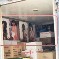 화물차에 헐벗은 여성 사진 붙인 택배기사…맥심이 "연락달라"고 한 이유