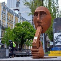 우크라이나에 등장한 푸틴 자살 조형물