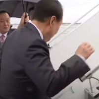 비행기 탈때 흔한 쀼의 우산쓰는 법