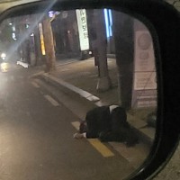 술먹고 도로에서 자는 사람이 있네요. ㅎㄷㄷ