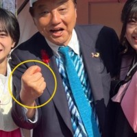 일본 시장이란놈의 손가락 하트 ❤️ ?