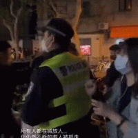 중국 시위 취재중 끌려가는 BBC 기자.gif