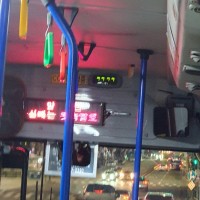 출근길 버스의 고장난 시계가...