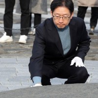 김경수 지사, 노무현 대통령 묘역 참배