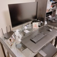 세팅 끝난 데스크탑 PC 와 책상