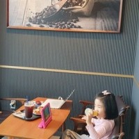 카페 이용하는 6세 여아의 자세jpg