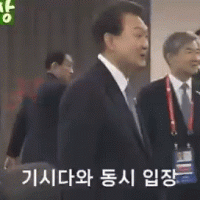 띨띨한 한국 대통령의 의전실수에 신난 일본 관료들.gif