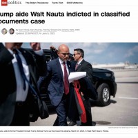 [긴급/CNN] 트럼프 개인 보좌관(웨스트윙의 찰리 영 직책)도 형사 기소당해.