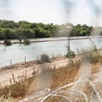 “미국 국경 넘어오면 다시 강으로 밀어라”…수중장벽 설치한 텍사스주