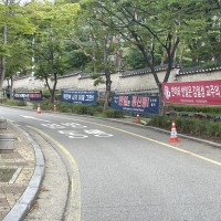 [혐주의] 백범김구가 묻혀있는 효창공원 앞에 내걸려있는 현수막.jpg