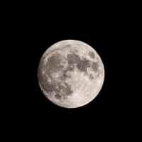 망원경으로 찍은 달입니다