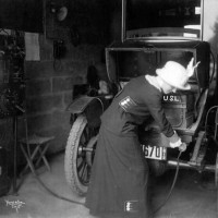 1912년 전기차 충전하는 여인.jpg