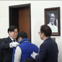 오늘부터 김구 선생의 사진이 당대표회의실에 걸립니다.