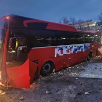 브레이크 고장에도 침착 대응…버스 기사, 흙더미 활용해 참사 막아